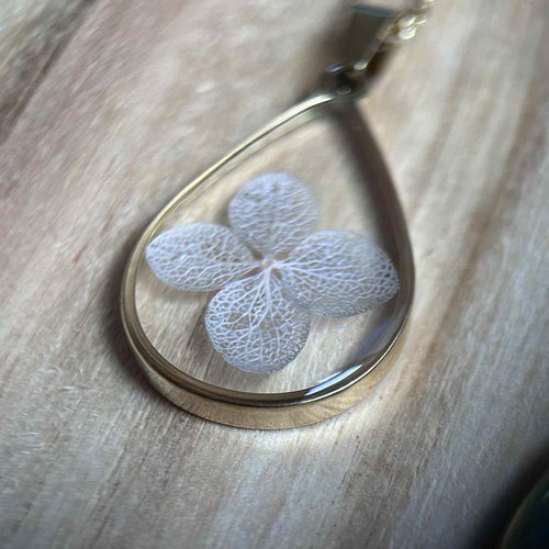 Collier avec pendentifs en forme de goutte - résine et fleur d hortensia séchée