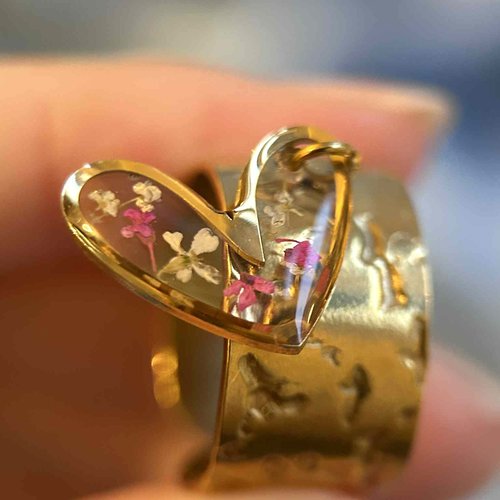 Bague ajustable avec breloque en forme de cœur - fleurs séchées
