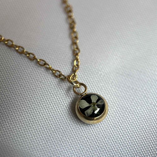 Collier doré minimaliste - petite fleur séchée
