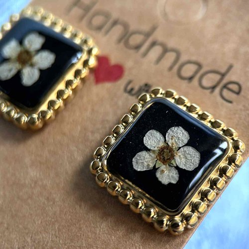 Clous d'oreilles carré avec fleurs séchées - puces d'oreilles