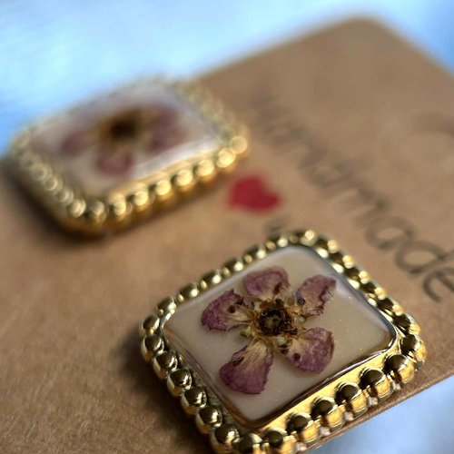 Clous d'oreilles carré avec fleurs séchées - puces d'oreilles