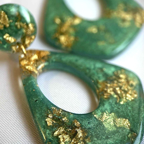 Boucles d'oreilles pendantes - résine et paillettes