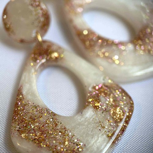 Boucles d'oreilles pendantes - résine et paillettes