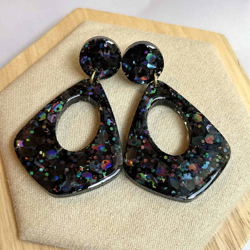 Boucles d'oreilles pendantes - résine et paillettes