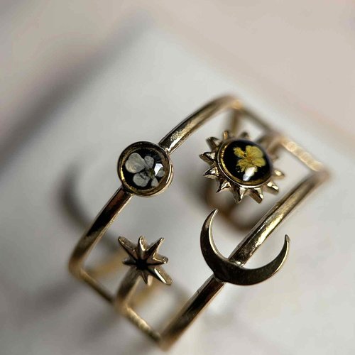 Bague doré céleste - bague ajustable - lune étoile soleil avec petites fleurs séchées