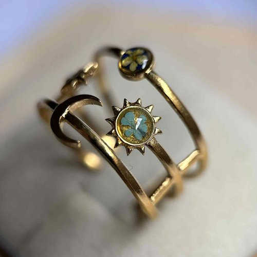 Bague doré céleste - bague ajustable - lune étoile soleil avec petites fleurs séchées