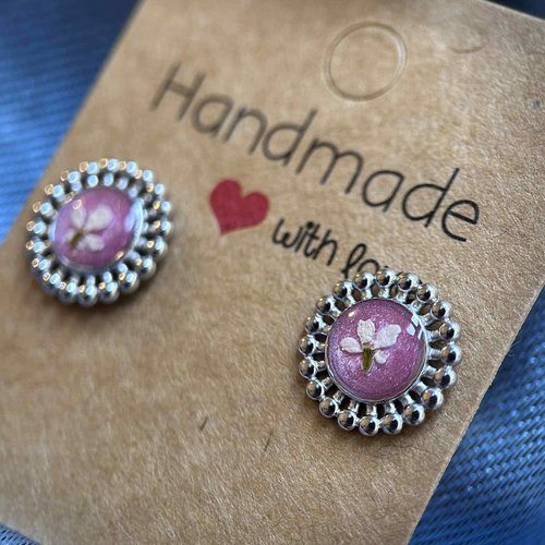 Clous d oreilles argenté avec petites fleurs séché