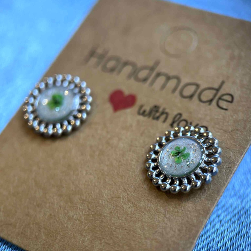 Clous d oreilles argenté avec petites fleurs séchées