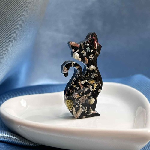 Broche en résine - chat noir