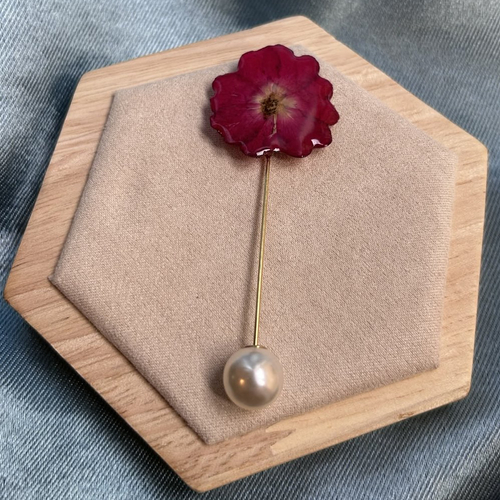 Broche-épingle doré avec fleur naturelle séchée