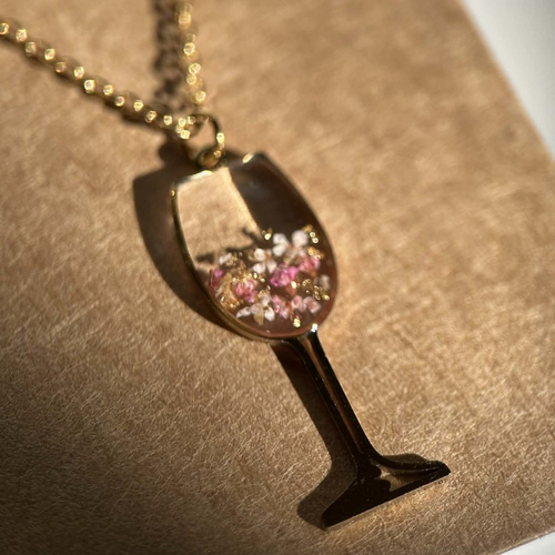 Collier doré - verre à vin - avec petites fleurs séchées