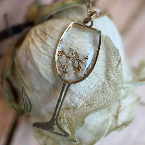 Collier doré - verre à vin - avec petites fleurs séchées