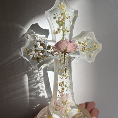 Ornement croix - décoration en résine avec fleurs séchées