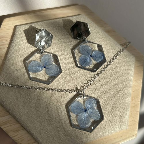 Parure de bijoux argenté avec fleurs séchées