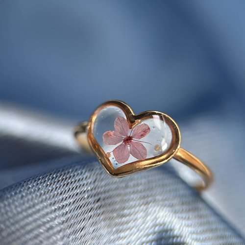 Bague ajustable en forme de cœur - fleur séchée rose