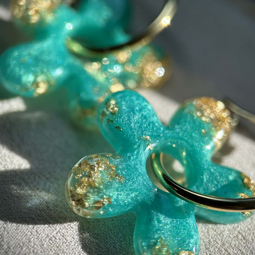 Boucles d'oreilles créoles et pampilles grandes fleurs