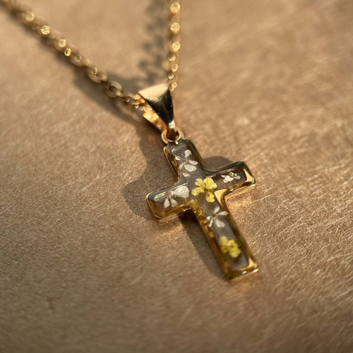 Collier doré avec pendentif croix - fleurs naturelles séchées