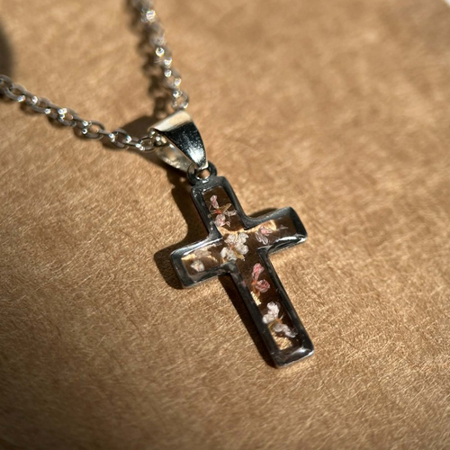 Collier argenté avec pendentif croix - fleurs naturelles séchées
