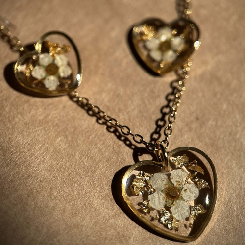 Parure de bijoux - coeurs avec fleurs séchées