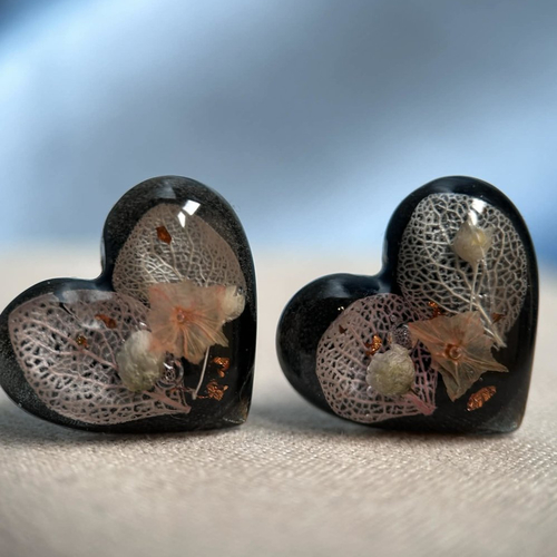 Boucles d'oreilles clous - forme de cœur - paillettes et fleurs séchées
