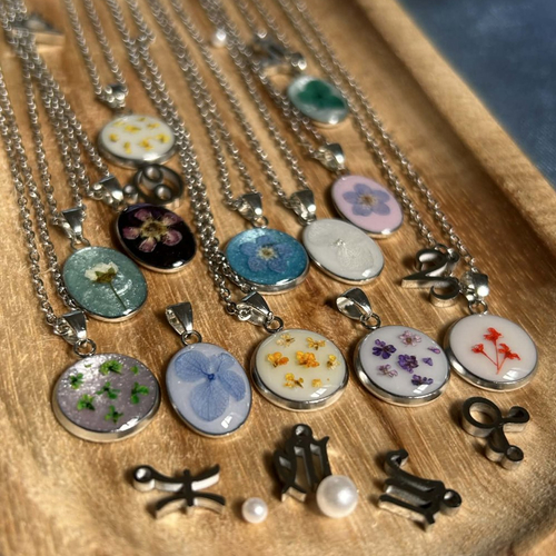 Collier personnalisé avec des fleurs aux couleurs du signe du zodiaque - fleurs séchées