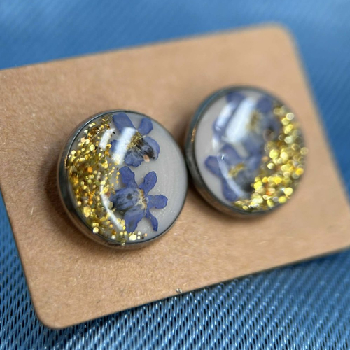 Clous d'oreilles rondes en résine avec fleurs séchées