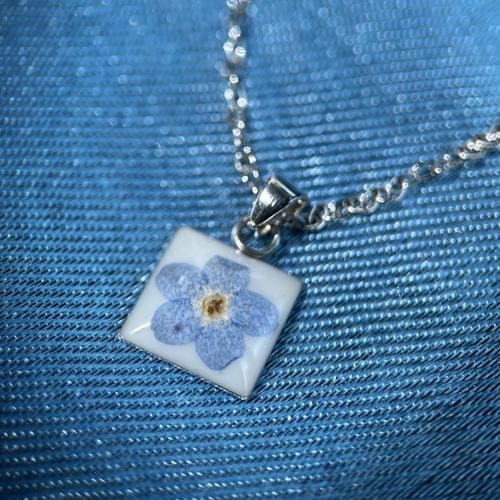 Collier argenté avec pendentif carré - myosotis fleur