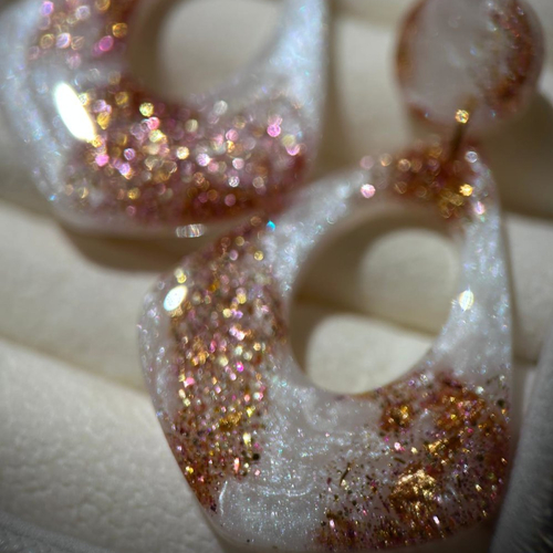 Boucles d'oreilles pendantes - résine et paillettes