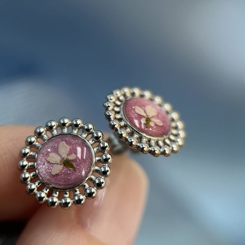 Clous d oreilles argenté avec petites fleurs séché