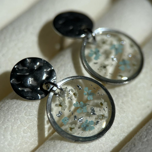 Boucles d'oreilles pendantes rondes en résine avec fleurs séchées