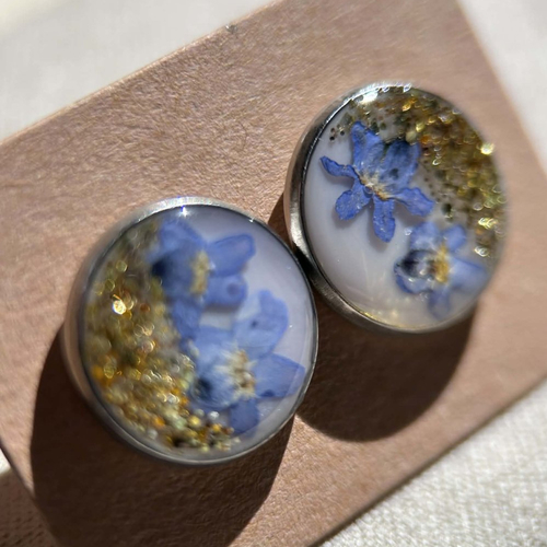 Clous d'oreilles rondes en résine avec fleurs séchées