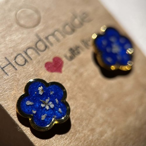 Clous d'oreilles fleur doré avec petites fleurs séchée