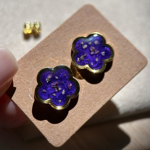 Clous d'oreilles fleur doré avec petites fleurs séchée