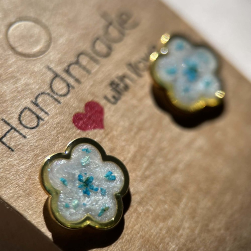 Clous d'oreilles fleur doré avec petites fleurs séchées