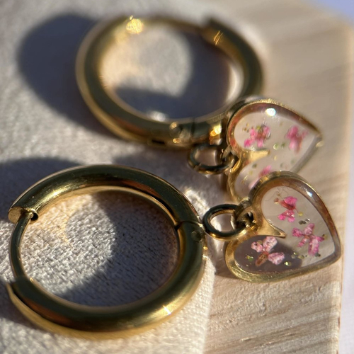 Boucles d'oreilles pendantes cœur avec petites fleurs séchées