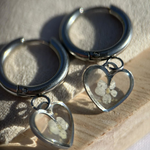 Boucles d'oreilles pendantes cœur avec petites fleurs séchées