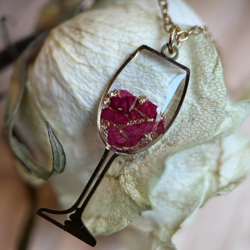 Collier doré - verre à vin - avec petites petales de roses séchées