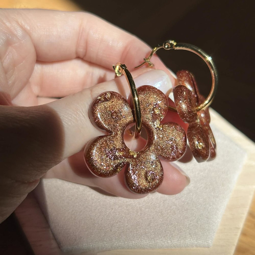 Boucles d'oreilles créoles et pampilles grandes fleurs