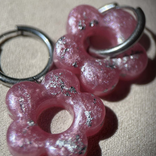 Créoles et pampilles en résine - boucles d'oreilles