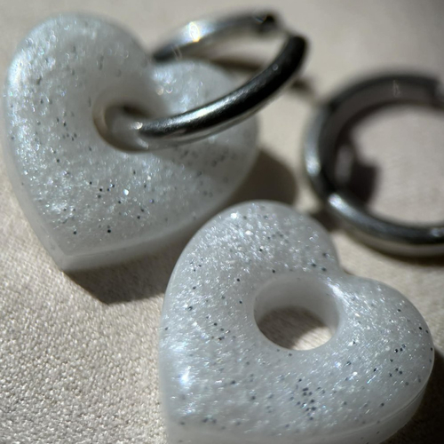 Créoles et pampilles en résine - boucles d'oreilles