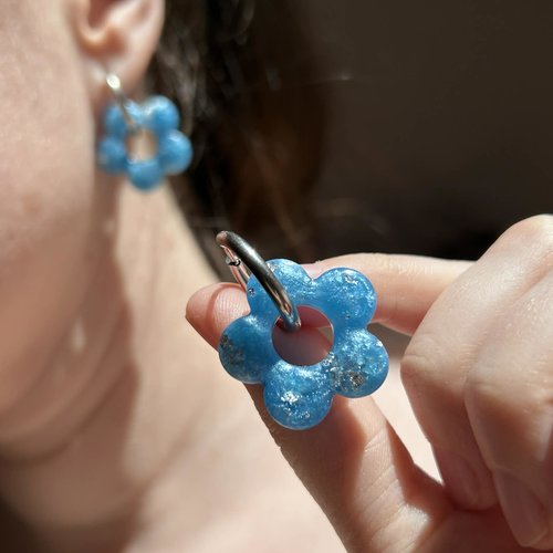Créoles et pampilles en résine - boucles d'oreilles