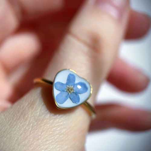Bague ajustable doré avec fleur séchée - myosotis