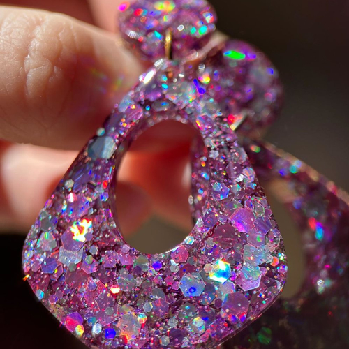 Boucles d'oreilles pendantes - résine et paillettes