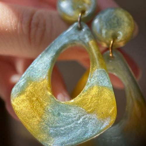 Boucles d'oreilles pendantes - résine et paillettes