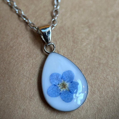 Collier argenté avec pendentif en forme de goutte - fleurs séchées