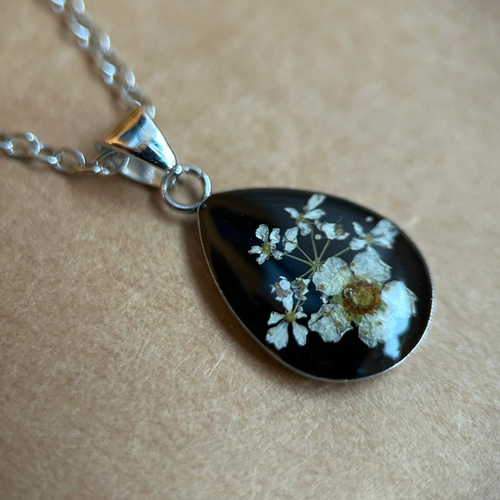 Collier argenté avec pendentif en forme de goutte - fleurs séchées