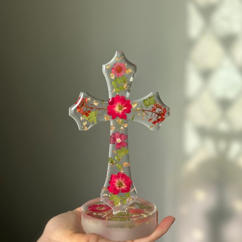 Ornement croix - décoration en résine avec fleurs séchées