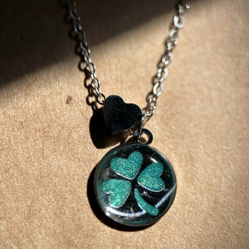 Collier argenté avec trèfle et cœur - collier porte-bonheur