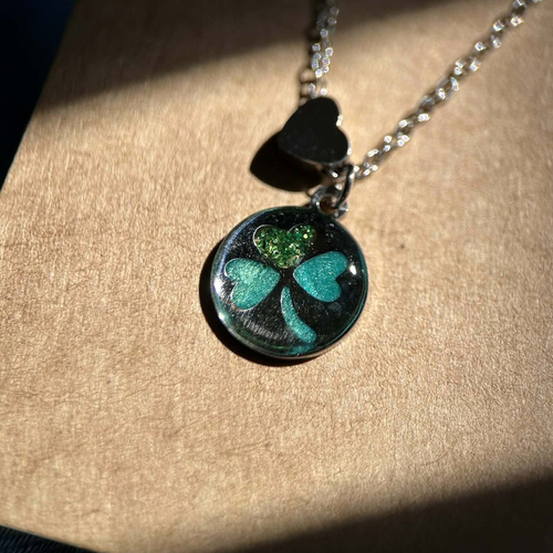 Collier argenté avec trèfle et cœur - collier porte-bonheur
