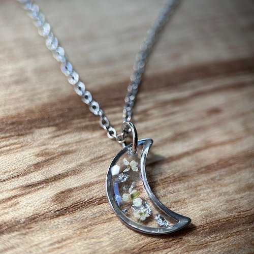 Collier argenté avec pendentif lune - fleurs séchées